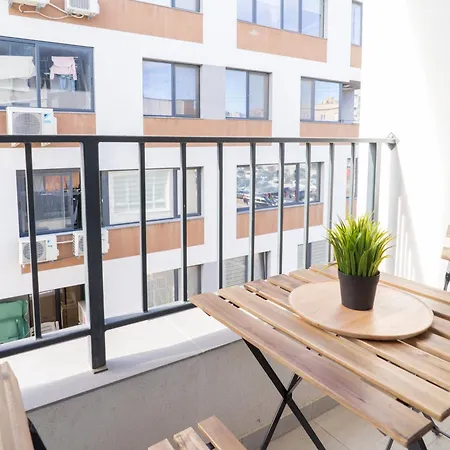 New Modern & Cozy With Free Parking Apartment *