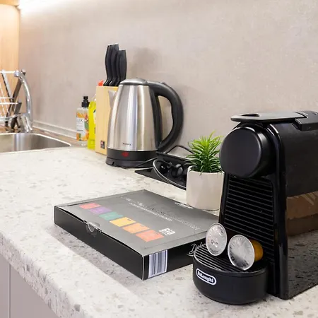 New Modern & Cozy With Free Parking Апартамент