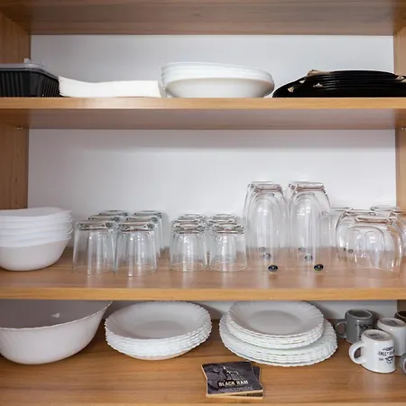 Апартамент New Modern & Cozy With Free Parking