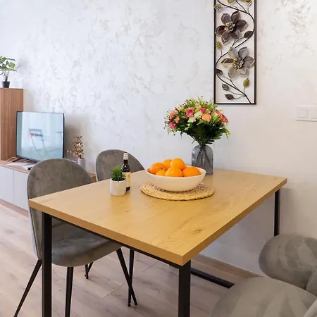 New Modern & Cozy With Free Parking Lägenhet